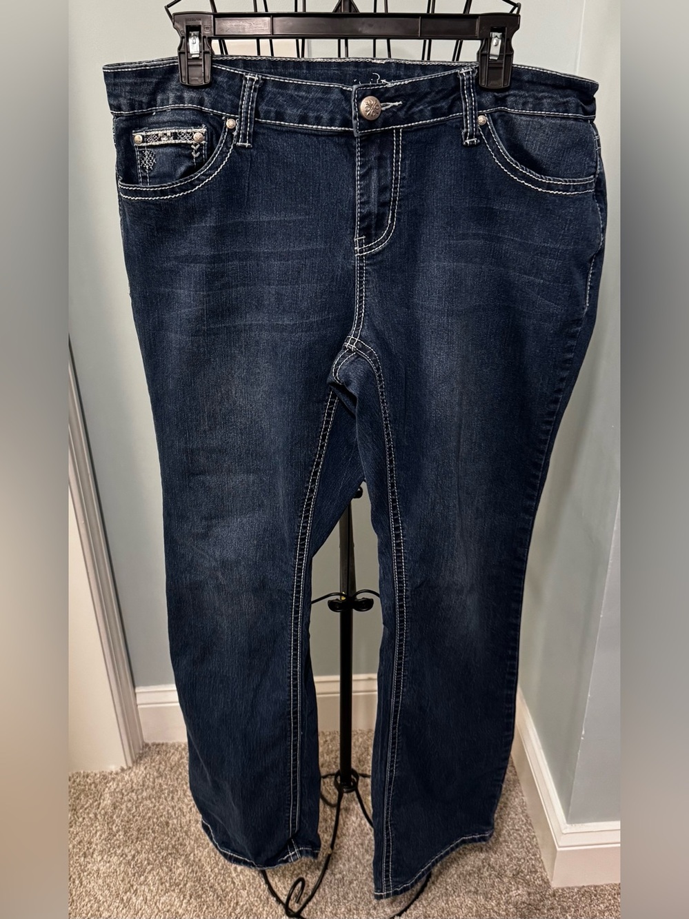 Boutique Brand Dark Wash Embellished Butt pockets Women’s 16W Plus flare jeans